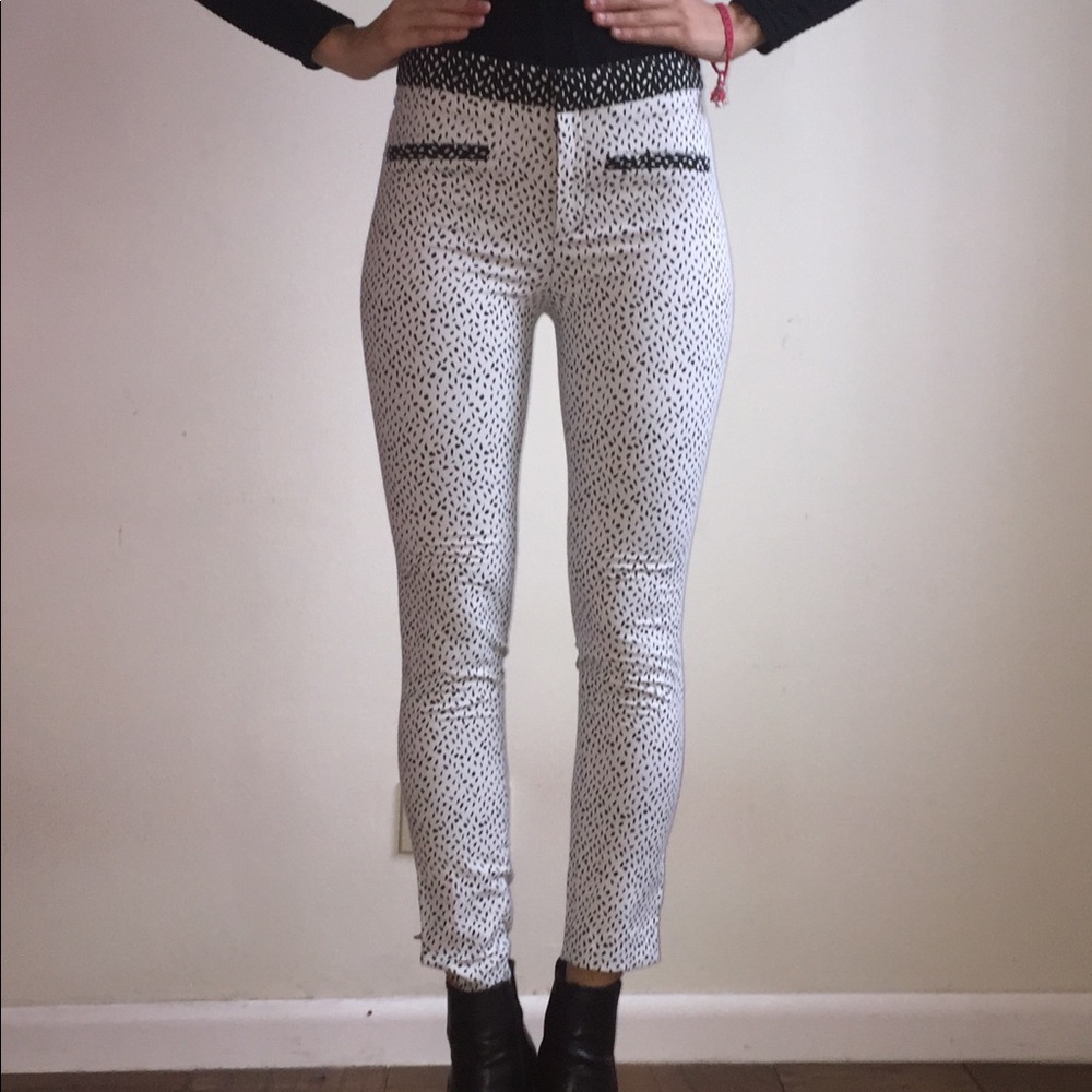 Asks white and black polka dot pants 🖤
